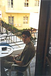 Arthur op het balkon van het appartement