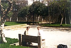 Arthur en Lars op een bankje in het park