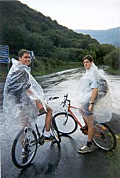 Lars en Arthur met geimproviseerde regencapes