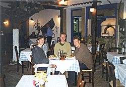 Arthur, Joost en Lars aan tafel in Oud-Hersonissos