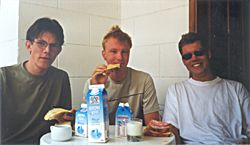 Arthur, Joost en Lars aan het ontbijt